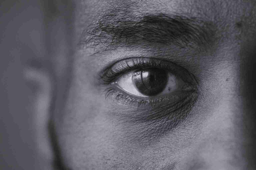 Pessoa negra close up olhos